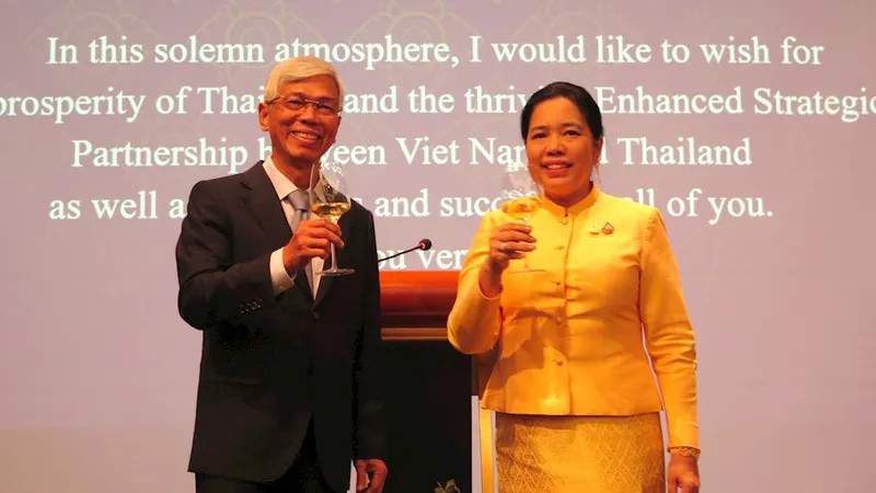 Phó Chủ tịch UBND TP Võ Văn Hoan chúc mừng Tổng Lãnh sự Thái Lan tại buổi lễ. Ảnh: hcmcpv