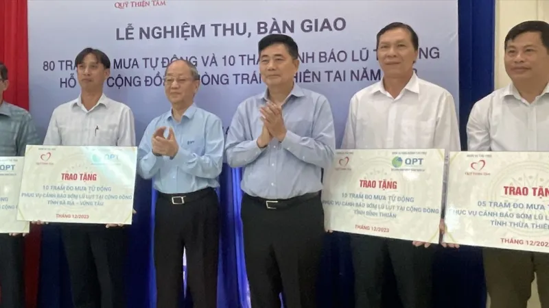 Trao tượng trưng tháp báo lũ tự động cho đại diện các tỉnh. Ảnh: XUÂN QUỲNH