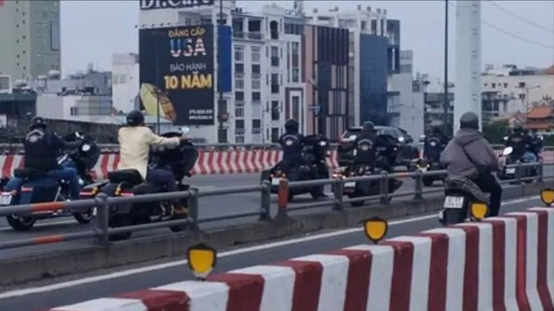 Xử phạt đoàn xe mô tô Harley đi hàng 2 vào làn ô tô trên cầu Bình Lợi