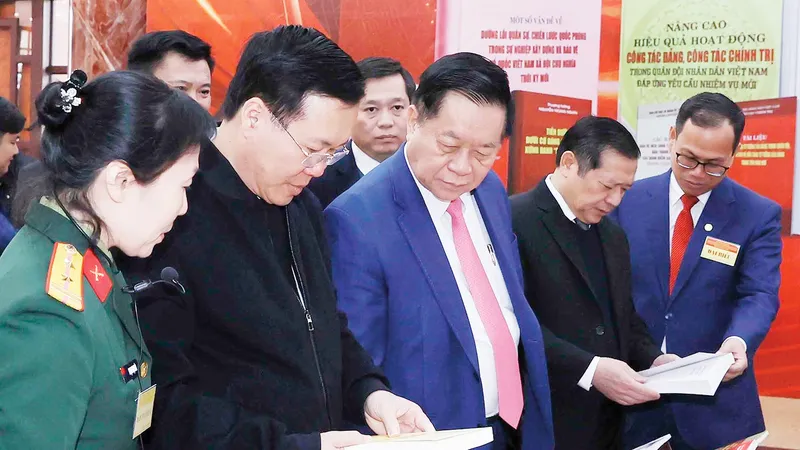 Chủ tịch nước Võ Văn Thưởng và các đại biểu tham quan trưng bày các ấn phẩm. Ảnh: TTXVN