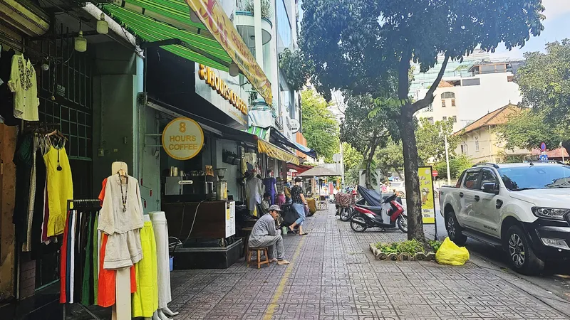 Phía trong vạch kẻ trên vỉa hè ở một đoạn đường Nguyễn Đình Chiểu (quận 3, TPHCM) được sử dụng để kinh doanh, buôn bán. Ảnh: THU HOÀI