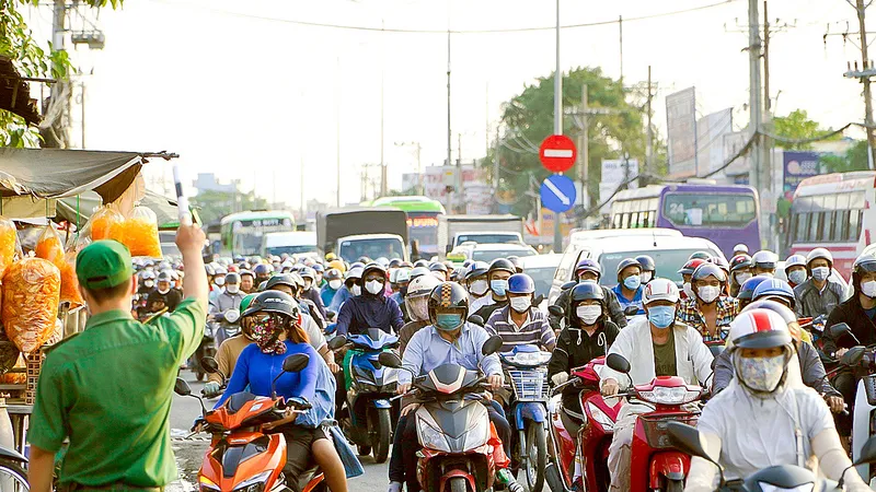 Quốc lộ 1 đoạn từ cầu Bình Điền đến vòng xoay Nguyễn Văn Linh thường xuyên kẹt xe. Ảnh: QUỐC HÙNG
