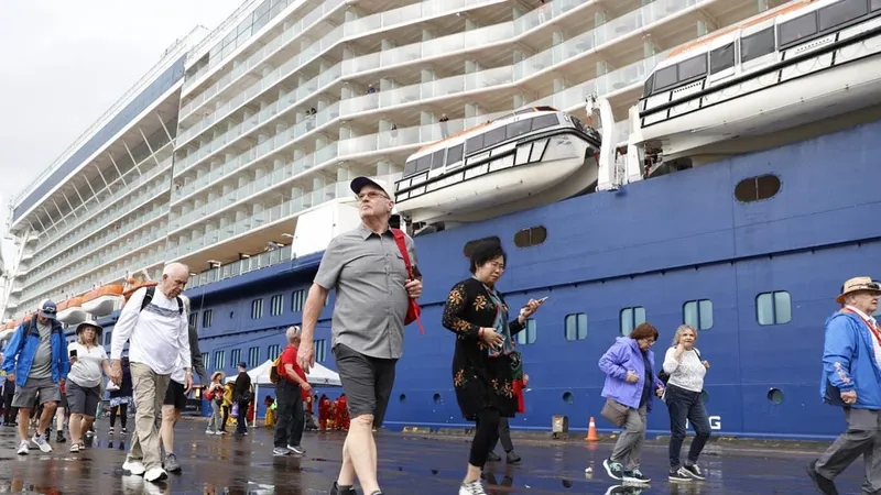Du khách tàu CELEBRITY SOLSTICE bắt đầu hành trình tham quan các di tích, danh lam thắng cảnh nổi tiếng ở Huế, Đà Nẵng và Quảng Nam