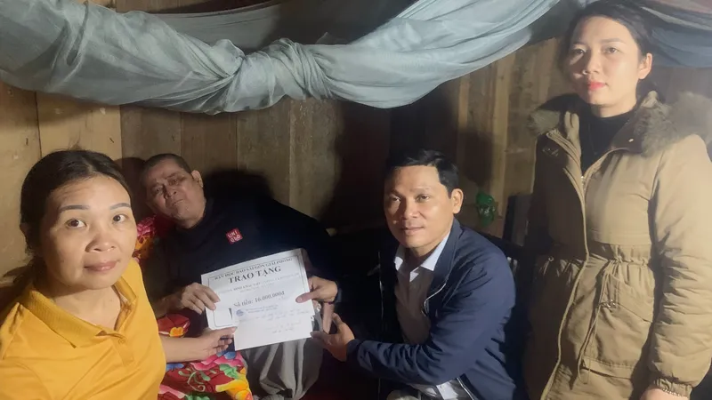 Phóng viên Báo SGGP thường trú tại tỉnh Hà Tĩnh phối hợp UBND xã Hương Lâm (huyện Hương Khê) đến thăm hỏi và trao 16 triệu đồng của bạn đọc giúp ông Đinh Khắc Liêu