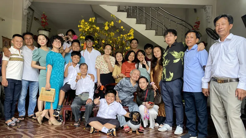 Gia đình chụp ảnh lưu niệm ngày tết