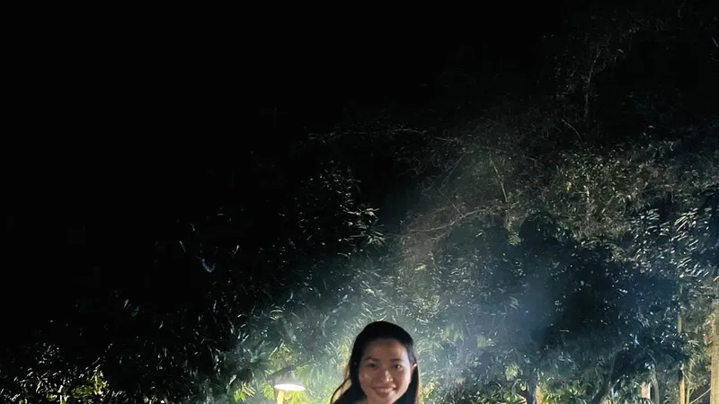 Canh nồi bánh chưng bên bếp lửa. Ảnh: NGÂN HÀ