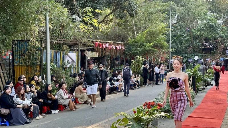 Trình diễn thời trang thổ cẩm trên cung đường nghệ thuật Đà Lạt