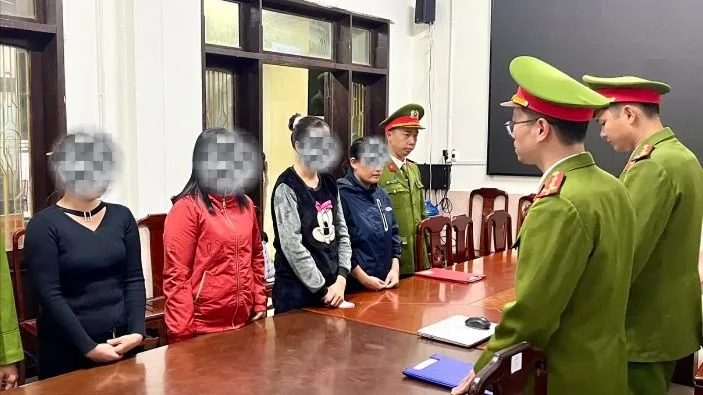 Công an đọc lệnh bắt tạm giam 4 đối tượng