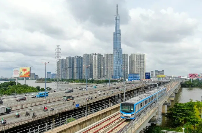 Tàu metro số 1 đang chạy thử nghiệm tuyến Bến Thành - Suối Tiên. Ảnh: HOÀNG HÙNG