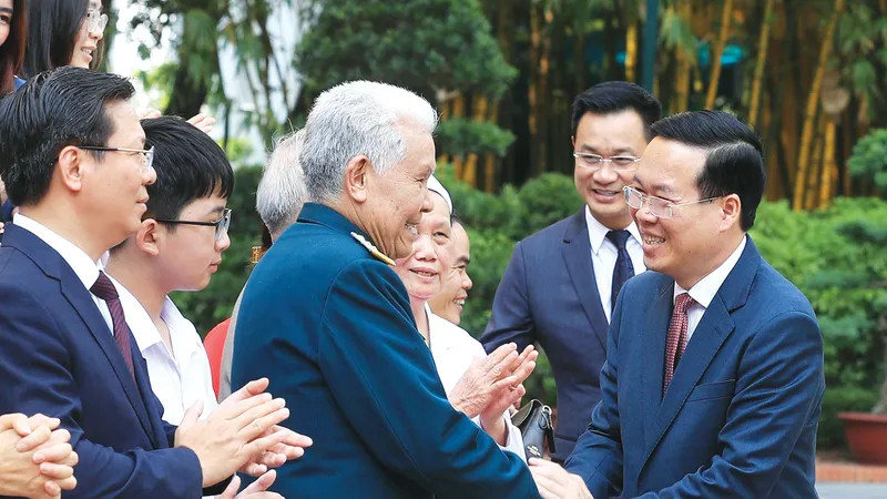 Chủ tịch nước Võ Văn Thưởng cùng các đại biểu trong chương trình “Việc tử tế” của Đài Truyền hình Việt Nam tại buổi gặp mặt. Ảnh: TTXVN
