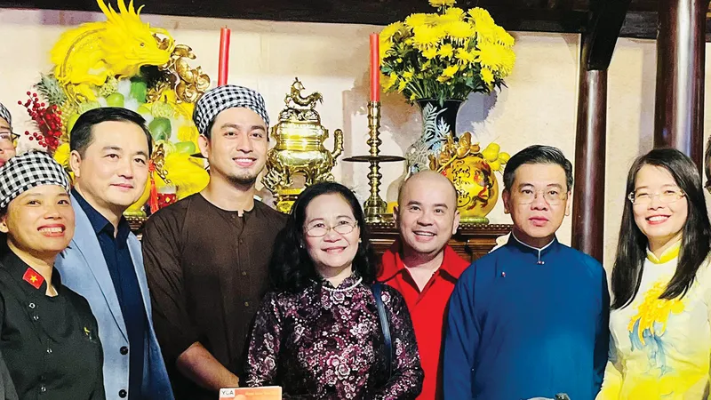 Chủ tịch HĐND TPHCM Nguyễn Thị Lệ tham quan không gian trưng bày mâm tết truyền thống tại lễ hội. Ảnh: THI HỒNG
