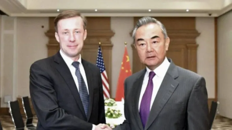 Cố vấn an ninh quốc gia Mỹ Jake Sullivan và Ngoại trưởng Trung Quốc Vương Nghị. Ảnh: Kyodo