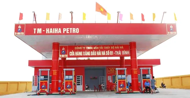 Dừng làm thủ tục hải quan với 2 đầu mối xăng dầu