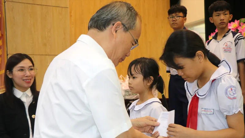Chăm lo tết cho hộ dân, trẻ em khó khăn tại quận Bình Tân