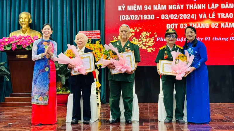 Đồng chí Trần Kim Yến trao Huy hiệu Đảng tại quận Phú Nhuận