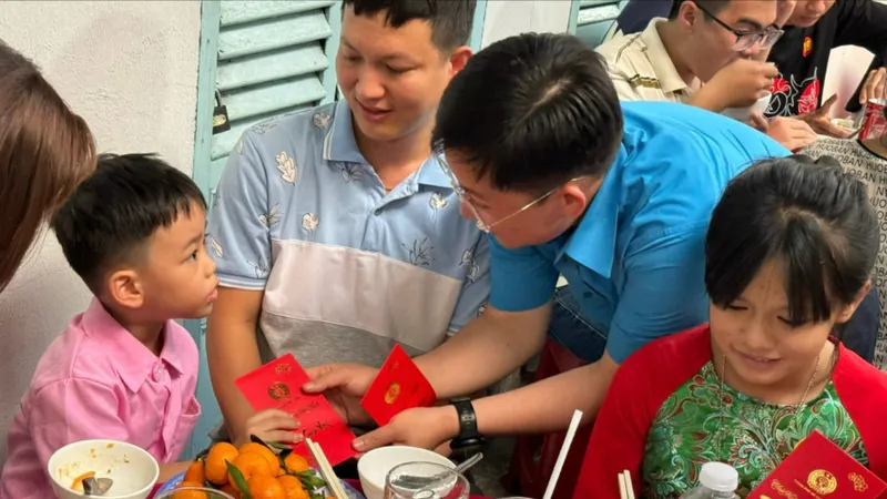 Bữa cơm tân niên ấm áp của gia đình công nhân tại khu nhà trọ