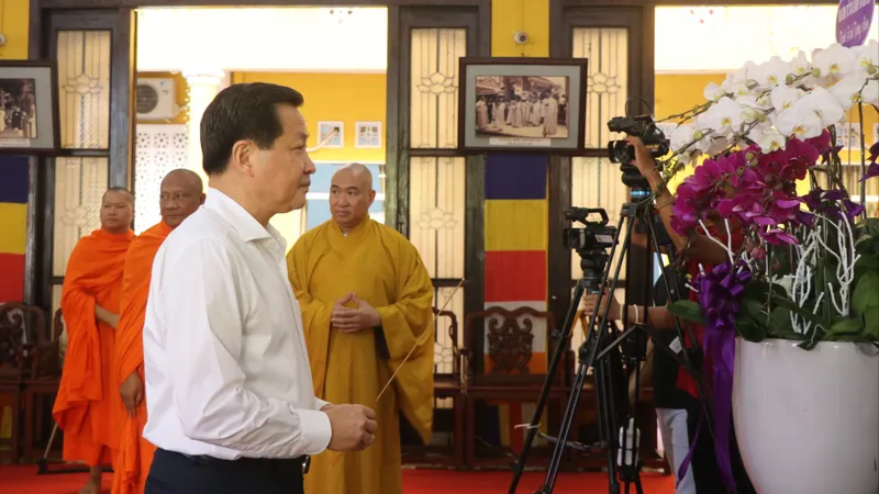 Phó Thủ tướng Chính phủ Lê Minh Khái viếng Trưởng lão Hòa thượng Thích Hiển Tu