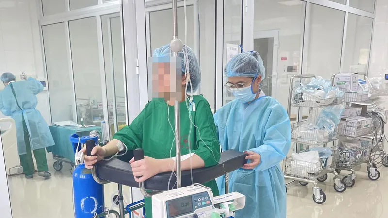 Sau 3 ngày được ghép phổi, nữ sinh 21 tuổi đã đứng dậy tập đi
