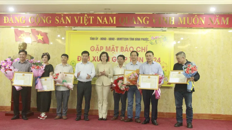 Bình Phước: Trao bằng khen cho 7 cơ quan báo chí có thành tích xuất sắc trong tuyên truyền về tỉnh 