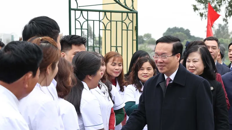 Chủ tịch nước Võ Văn Thưởng với các thầy thuốc của Trạm Y tế xã Thanh Phong, huyện Thanh Liêm, tỉnh Hà Nam. Ảnh: TTXVN