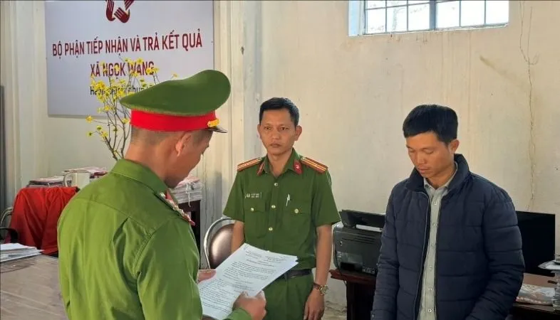 Nhận hối lộ giúp làm sổ đỏ trên đất người khác