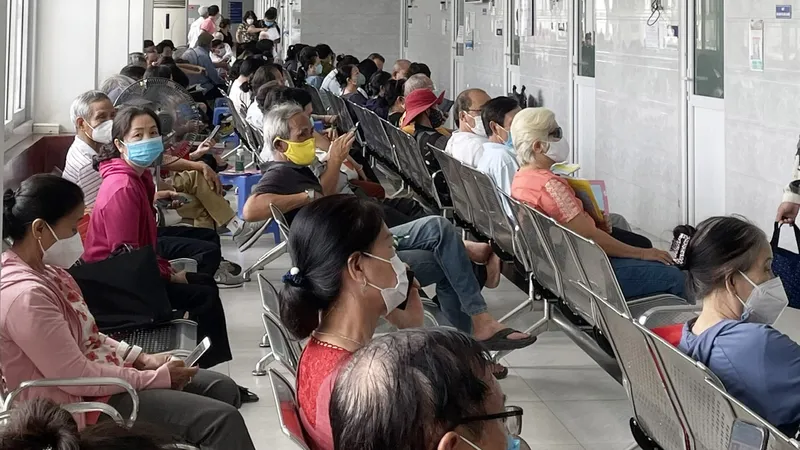 Người dân chờ khám chữa bệnh tại Bệnh viện Thống Nhất, TPHCM. Ảnh: THÀNH AN