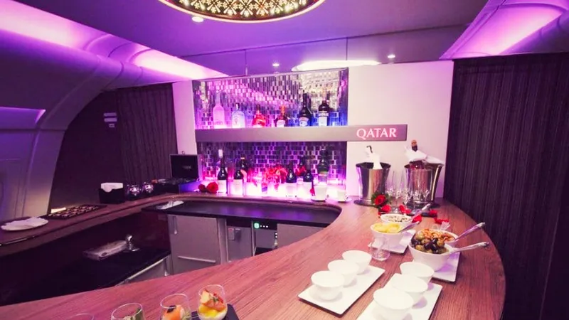 Quầy bar trên máy bay Airbus A380 của Hãng hàng không Qatar Airways. Ảnh: GOD SAVE THE POINTS
