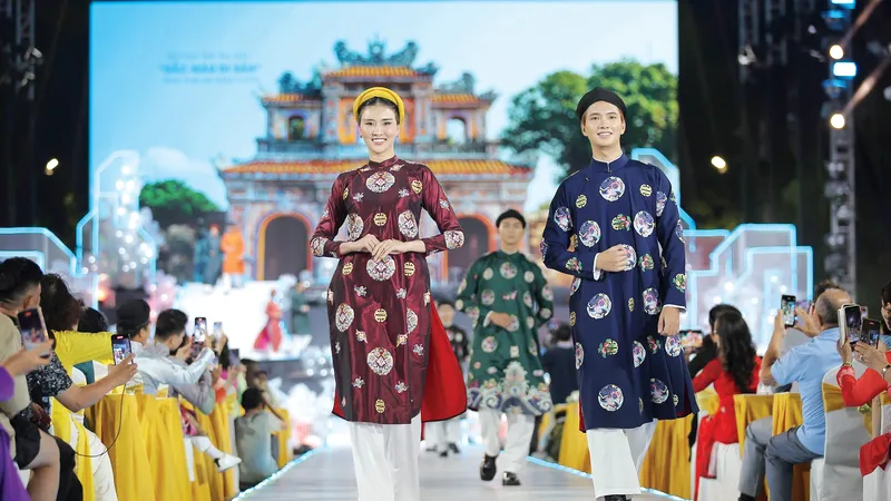 Tự hào áo dài Việt