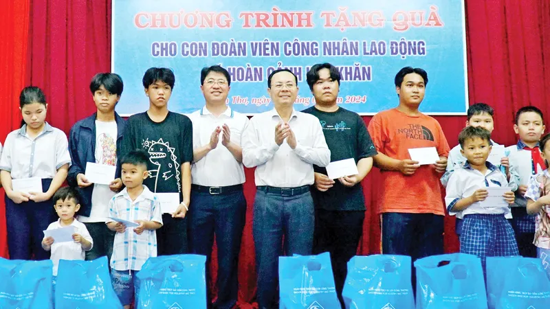 Đoàn Văn phòng Thành ủy TPHCM tặng quà con công nhân khó khăn TP Cần Thơ