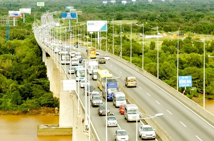 Xe nối đuôi di chuyển chậm lên cầu Long Thành trên đường cao tốc TPHCM - Long Thành - Dầu Giây. Ảnh: HOÀNG HÙNG
