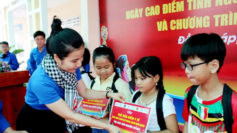Tuổi trẻ thành phố đến với vùng biên