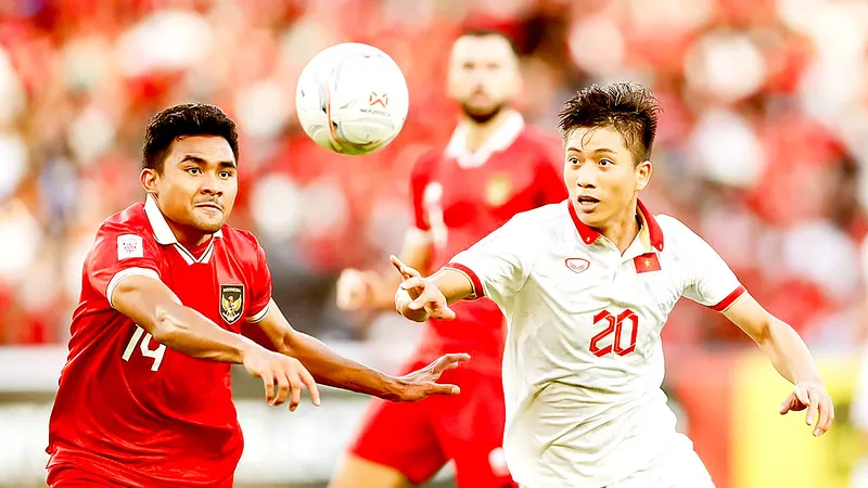 Màn so tài giữa Indonesia và Việt Nam (phải) trở thành tâm điểm theo dõi của truyền thông khu vực. Ảnh: P.MINH