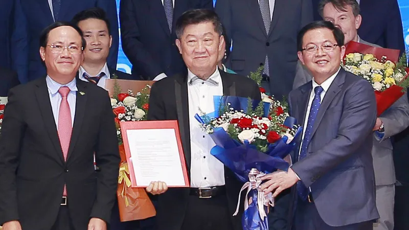 Lãnh đạo tỉnh Bình Định trao bản ghi nhớ hợp tác cho tỷ phú Peter Palanugool (Chủ tịch Tập đoàn Bangkok Assay Office, Thái Lan)