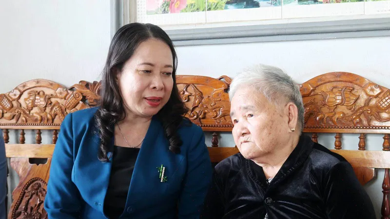Đồng chí Võ Thị Ánh Xuân thăm hỏi Bà mẹ Việt Nam Anh hùng Lê Thị Đặng (88 tuổi)
