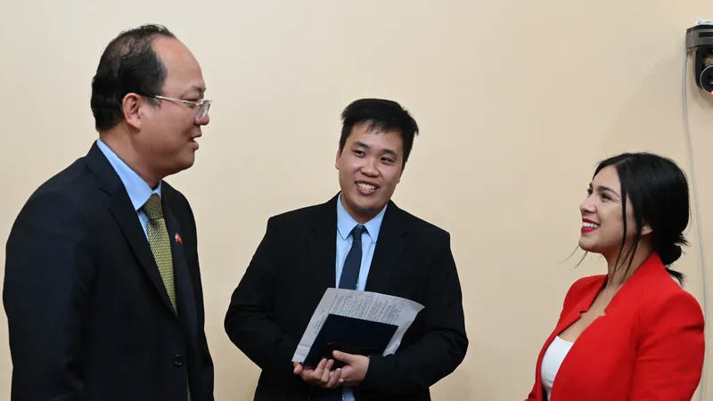 Phó Bí thư Thường trực Thành ủy TPHCM Nguyễn Hồ Hải trao đổi với Chủ tịch nhóm Nghị sĩ Hữu nghị Chile - Việt Nam Karol Cariola. Ảnh: NGỌC THU
