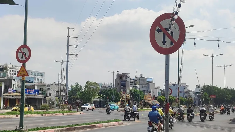 Biển báo cấm rẽ trái, quay đầu tại đoạn giao nhau giữa đường Phạm Văn Đồng và đường ray xe lửa ở phường 1, quận Gò Vấp, TPHCM
