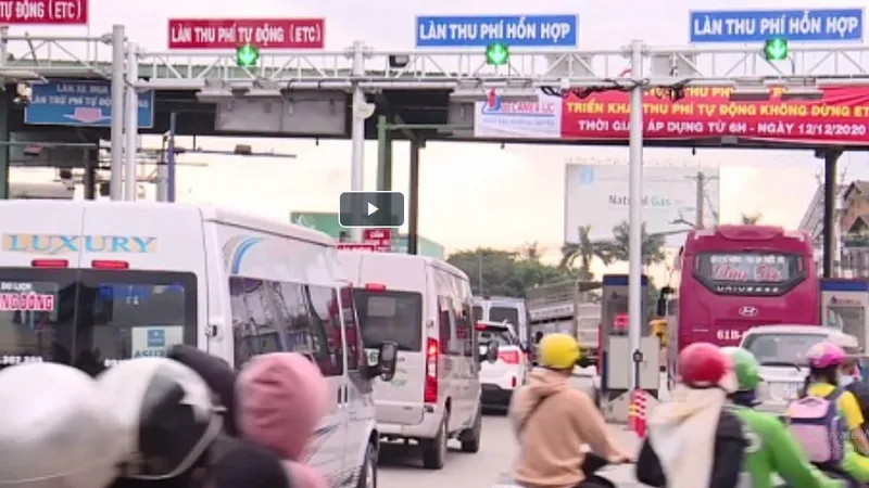 Lộn xộn giao thông quanh trạm thu phí Vĩnh Phú