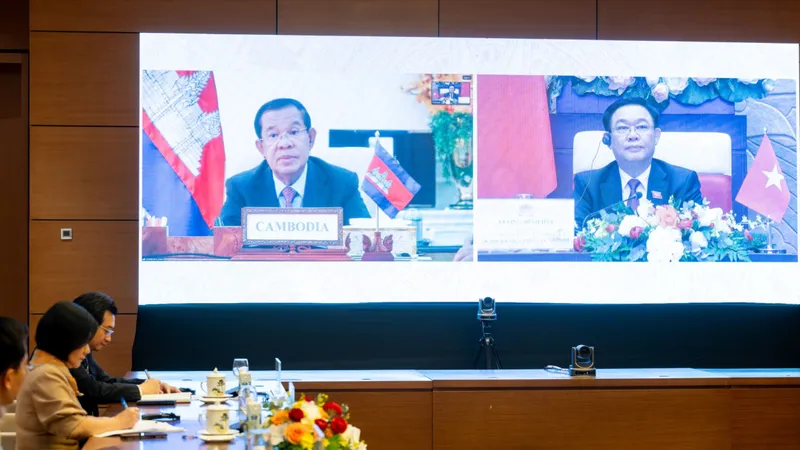 Chủ tịch Quốc hội Vương Đình Huệ điện đàm với Chủ tịch Thượng viện Campuchia Hun Sen