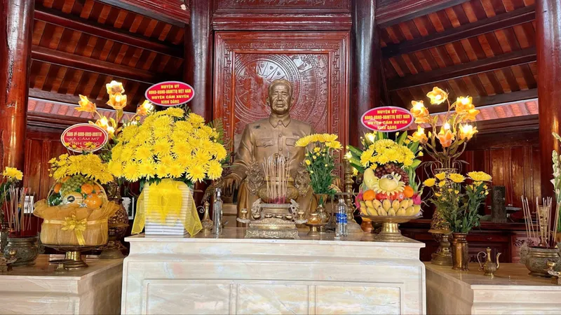 Dâng hương tại đền thờ Tổng Bí thư Lê Duẩn