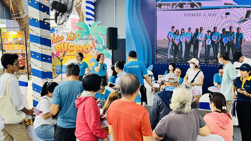 Khách tìm hiểu giá tour tại gian hàng Saigontourist