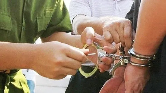 Bắt giám đốc và cựu giám đốc Công ty cổ phần sản xuất vật liệu xây dựng Phú Xuyên