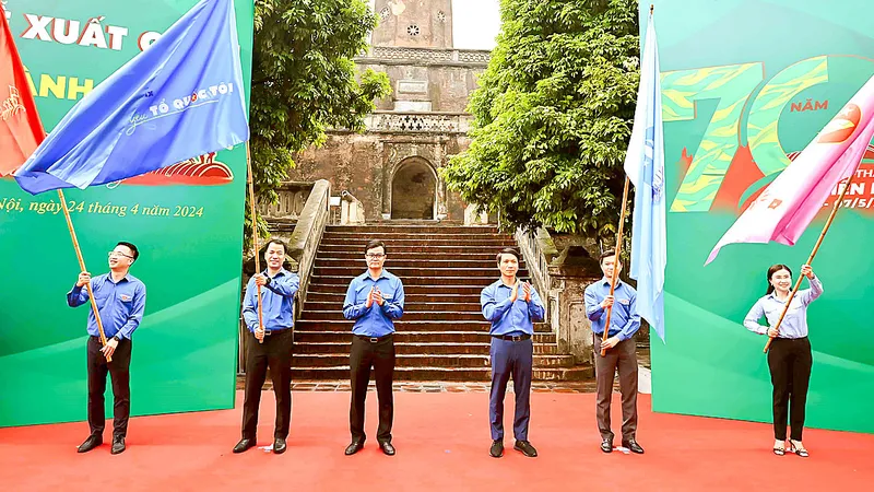Bí thư thứ nhất Trung ương Đoàn Bùi Quang Huy trao cờ lệnh xuất phát cho các đoàn công tác. Ảnh: TTXVN