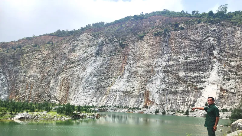 Ông Nguyễn Quốc Ái (ở xã Thạch Hải) lo lắng bên hồ sâu mất an toàn do khai thác đá để lại