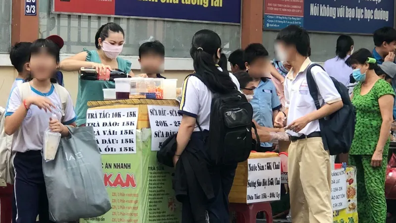Hàng quán trước cổng một trường học ở TPHCM