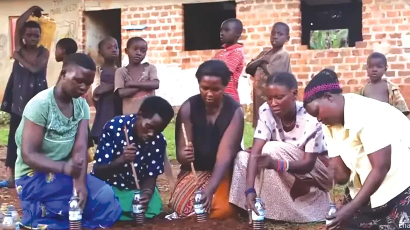 Người dân thị trấn Kayunga ở Uganda tái chế rác thải nhựa thành gạch sinh thái. Ảnh: CNA