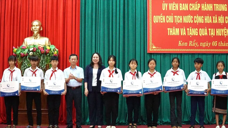 Quyền Chủ tịch nước Võ Thị Ánh Xuân tặng quà cho học sinh có hoàn cảnh khó khăn