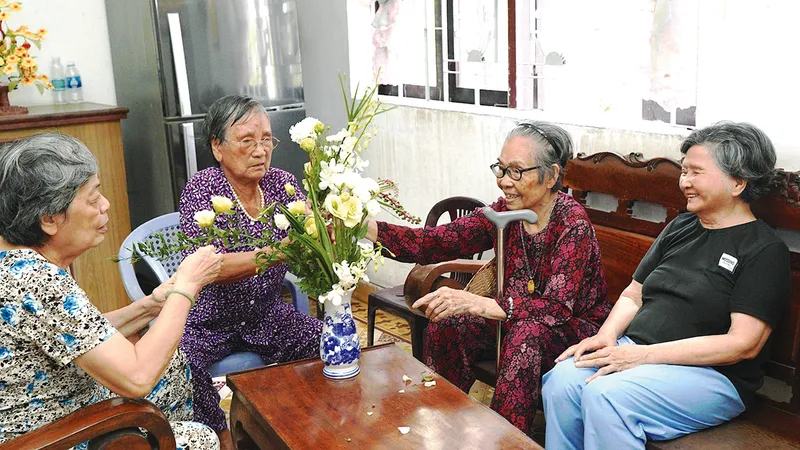 Cụ Mai Thị L. cùng những bạn già tại Trung tâm Dưỡng lão Thị Nghè (quận Bình Thạnh, TPHCM). Ảnh: HOÀNG HÙNG