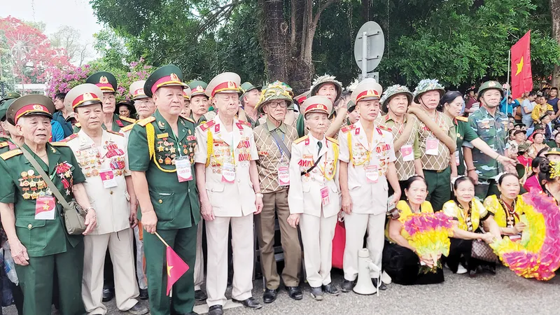 Những cựu chiến binh đến sớm xem diễu binh, diễu hành. Ảnh: QUỐC KHÁNH
