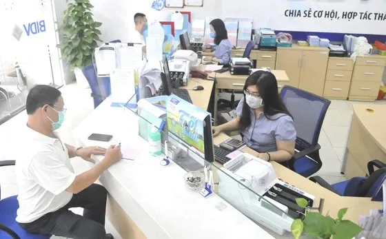 Hàng loạt ngân hàng tăng lãi suất tiết kiệm, lãi suất vay có tăng?