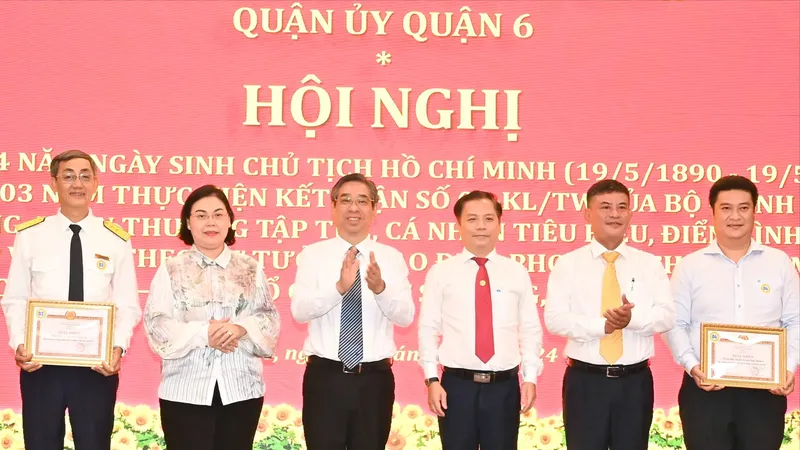 Phó Bí thư Thành ủy TPHCM Nguyễn Phước Lộc cùng lãnh đạo quận 6 trao khen thưởng cho các tổ chức đảng đạt tiêu chuẩn "Hoàn thành xuất sắc nhiệm vụ" tiêu biểu năm 2023. Ảnh: VIỆT DŨNG